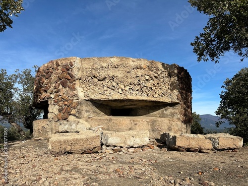 Εκτύπωση καμβά Búnker observatorio con camuflaje en la cima de una montaña
