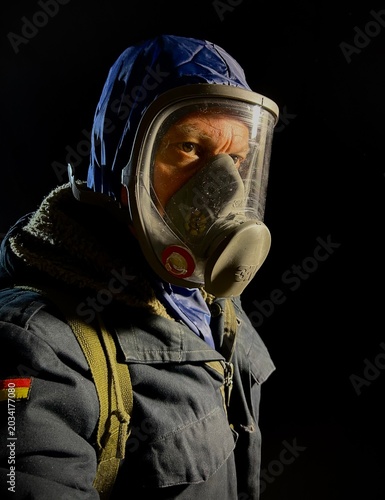 Hombre adulto con una máscara de gas y una chaqueta