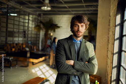 Schilderij op canvas Confident young businessman portrait in modern loft office
