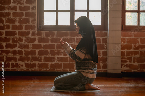 Foto Muslim woman wearing hijab sitting and calm pray in the room
