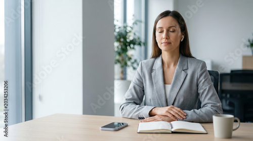 Office employee taking a guided audio pause with earbuds