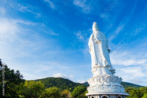 Foto The Lady Buddha, the Bodhisattva of Mercy, at the Linh Ung Pagoda in Danang, Vietnam