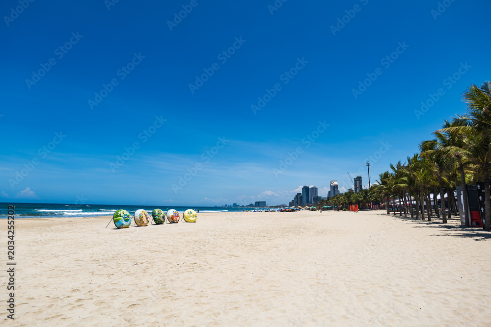 Obraz premium Da Nang beach landscape with coconut basket boat at My Khe beach area, Vietnam. Beautiful beach of Da Nang, Vietnam