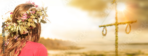Frau mit Blumenkranz zu Mittsommer in Schweden