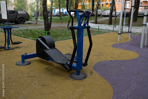 Foto Ellipsoid outdoor strength training simulator in a public park.