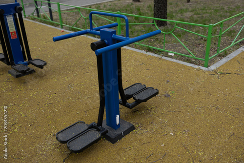 Foto Ellipsoid outdoor strength training simulator in a public park.