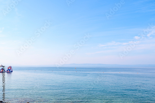 Fotografía Sea surface of an absolutely calm water area during midday.