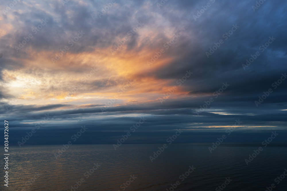 Fototapeta premium Bright sunset over the sea.