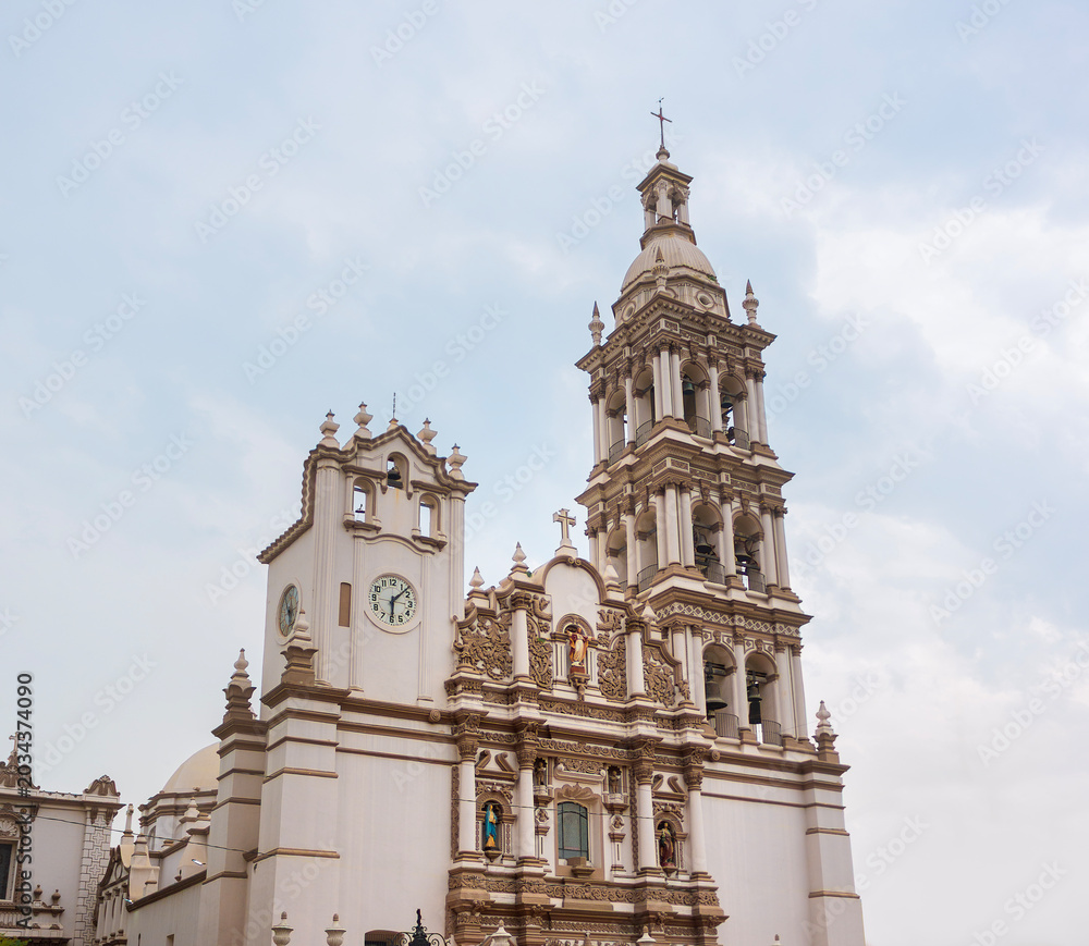 Fototapeta premium Low Angle Street Photography of the Historic Baroque Facade and Bell Tower of the Monterrey Metropolitan Cathedral on a Cloudy Day with No People in Downtown Nuevo Leon Mexico
