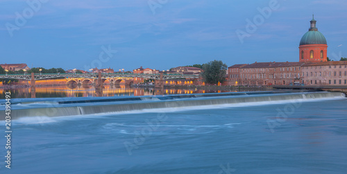 Le fleuve de la Garonne qui traverse la ville Toulouse de nuit