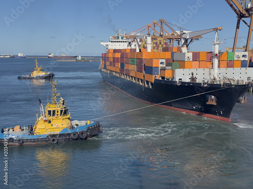 Foto unmooring container ship full of containers