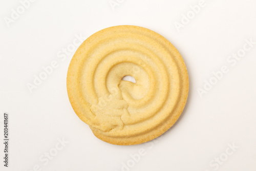 Foto Golden baked shortbread cookie on white with crisp detail and buttery texture