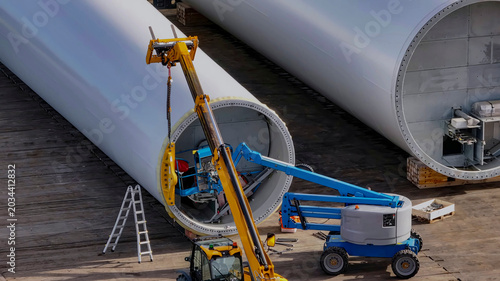 Preassembly of wind turbine components at a port