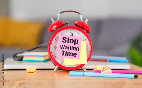 Bilde på lerret Red alarm clock sits on desk