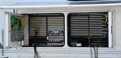 Bilde på lerret temporary telecommunications station, broadcasting bus, Cable management, splice