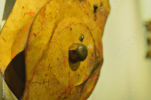 Foto Macro close-up of a golden antique clock mechanism with weathered metal plates i