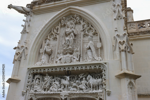 Cuadro en lienzo Ornate gothic carvings on Chapelle Saint‑Hubert façade
