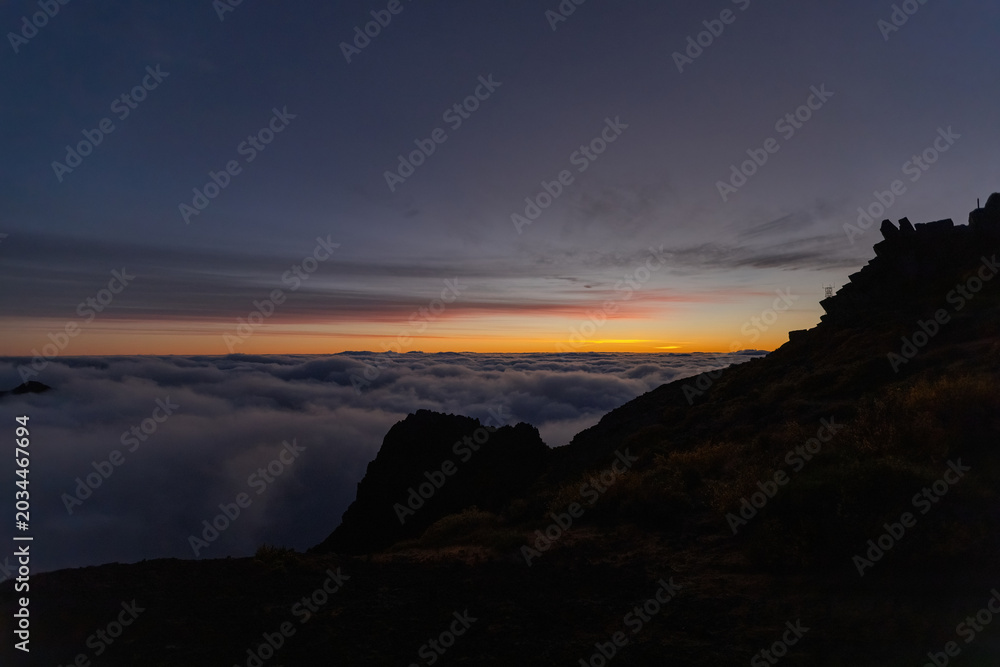 Obraz premium Breathtaking sunrise at Pico de Arieiro over the clouds in Madeira