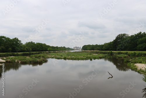 Foto Chambord visible beyond tranquil water channel