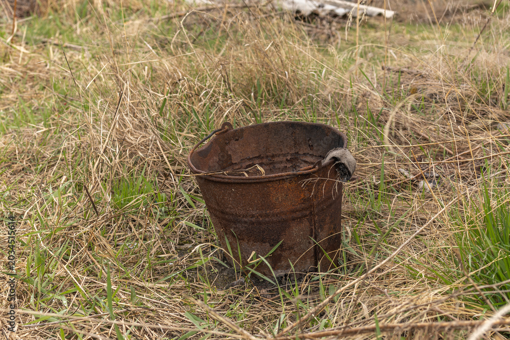Fototapeta premium rusty metal bucket