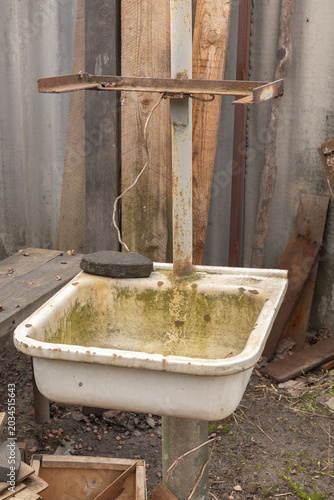 Canvastavla old abandomed dirty moldy sink