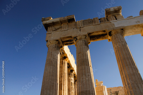 Fotografía Low Angle View of Parthenon Marble Columns and Architrave Against Deep Blue Sky,
