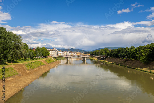 Tableau sur toile Arno River View with Historic Florence Buildings and Blue Sky