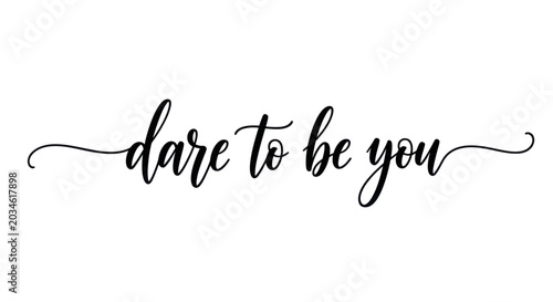 Foto Inspirational quote dare to be you in elegant script font.