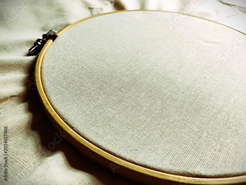 Cuadro en lienzo Single wooden embroidery hoop stretching blank white cotton fabric, copy space d