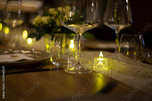 Fotografi Luxury restaurant table setting with wine glasses, warm bokeh lights, and elegant decoration
