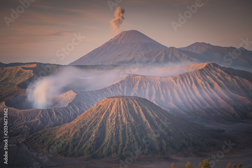 Obraz na plátně Breathtaking Bromo volcanic mountain view in Java right after long-awaited cold