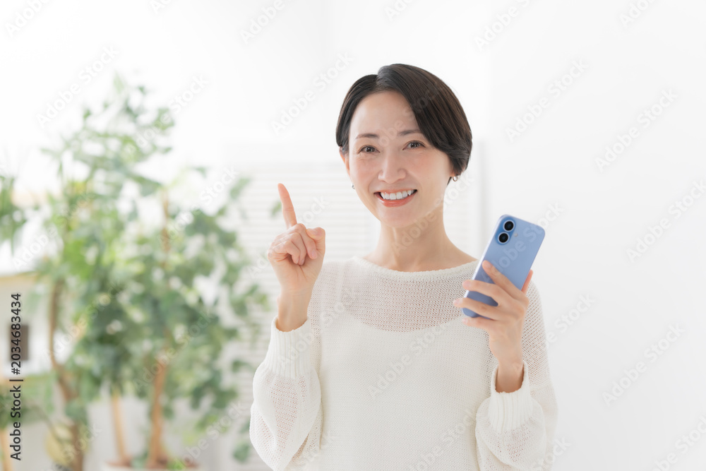 Fototapeta premium 女性 スマートフォン スマホ
