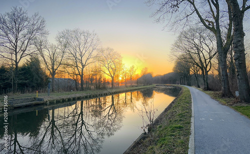 Fotografia A beautiful and tranquil river scene at sunset, showcasing the stunning beauty o