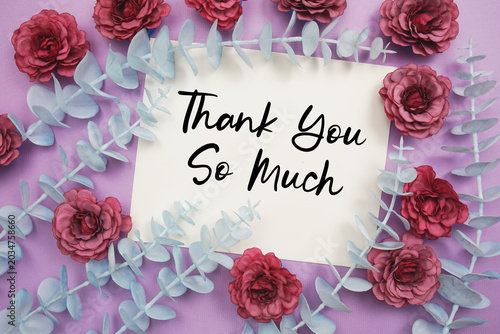 Foto Thank You text written on paper card with flowers decoration