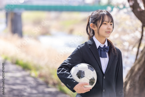 真剣な眼差しで立つサッカー部の女の子