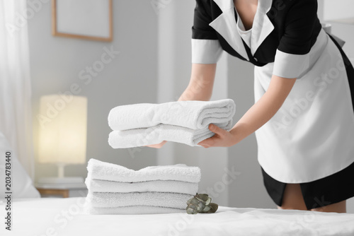 Chambermaid putting clean t...