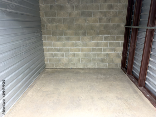 Φωτογραφία Empty Storage Unit With Concrete Floor And Cinderblock Wall