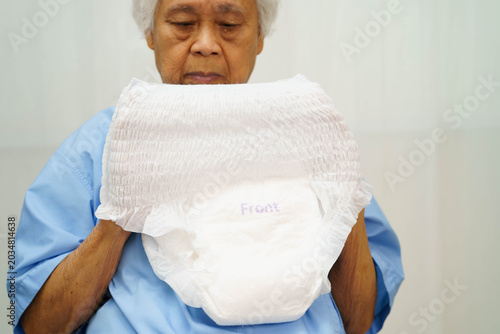 Foto Asian senior woman patient wearing adult incontinence diaper pad in hospital