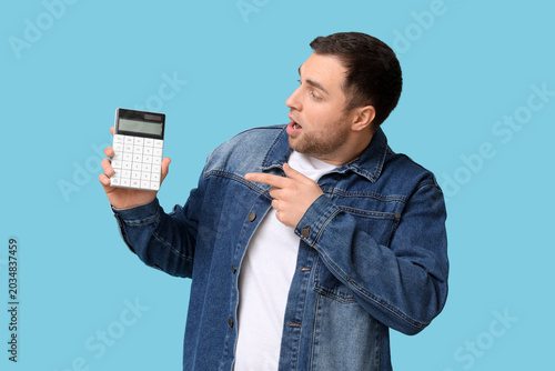 Shocked young man holding c...