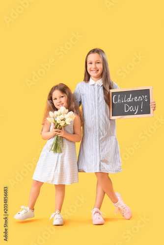 Little girls holding chalkb...