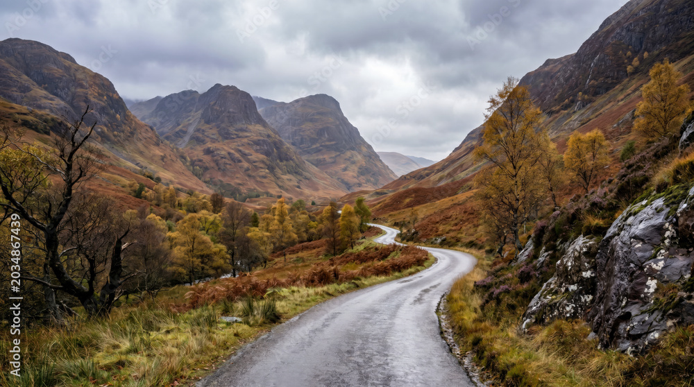 Obraz premium Scenic winding road through Glencoe's autumn landscape in Scotland