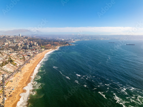 Foto High angle aerial drone shot of Renaca sandy beach coastline with ocean waves an