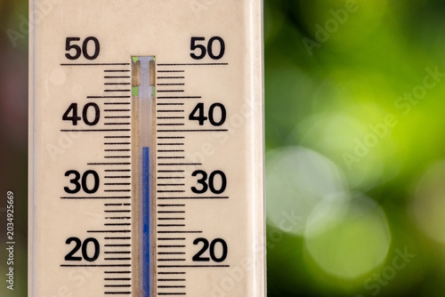 Climat et météorologie, hausse des températures et vague de chaleur - termomètre affichant une température de 38 degré