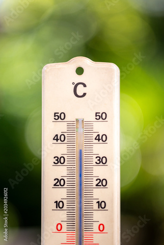 Climat et météorologie, hausse des températures et vague de chaleur - termomètre affichant une température de 38 degré