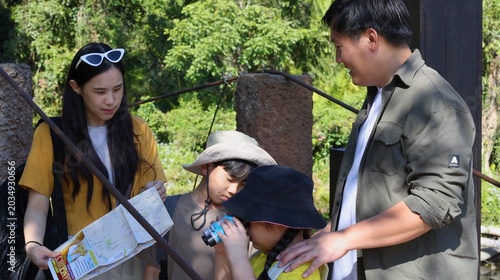 Konstfotografi Thai Family with Children Using Map and Binoculars in Khao Yai
