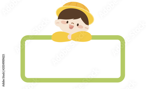 Foto 연두색 메모 프레임 보드를 들고 있는 모자 쓴 귀여운 유치원 남자아이 캐릭터 이름표 일러스트