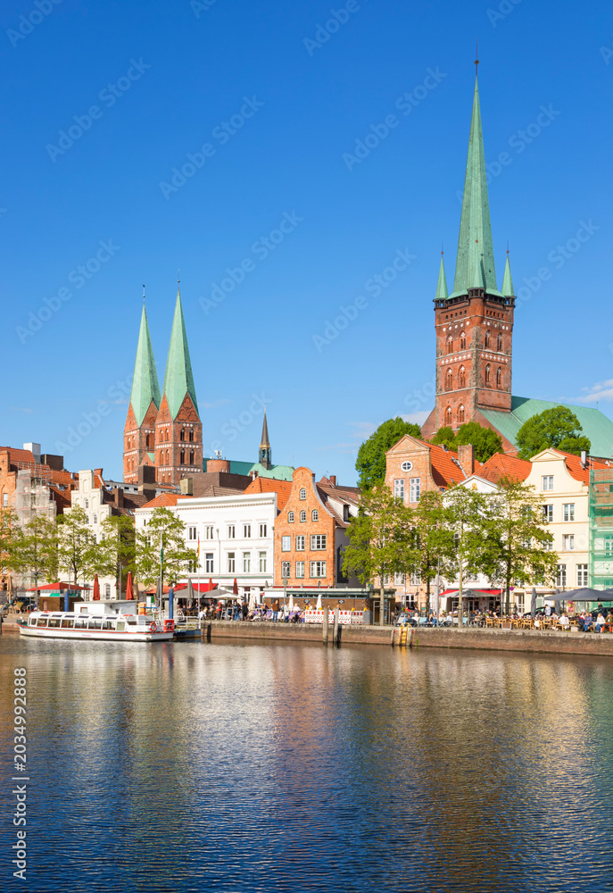 Obraz premium Lübeck cityscape from Untertrave river with bell towers of Marienkirche and Petrikirche