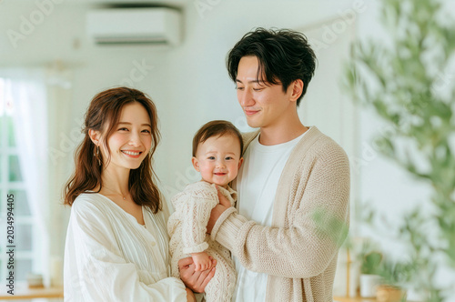赤ちゃんと若い日本人夫婦