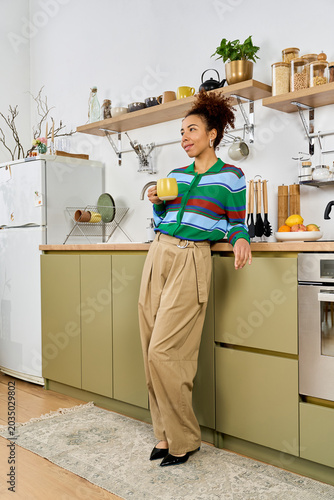 Photos Enjoying a peaceful morning with a cup of tea in a cozy kitchen