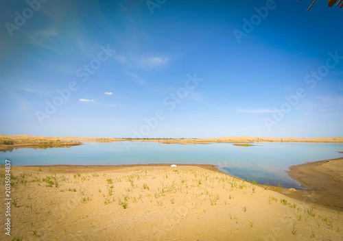 Fotografie Taklamakan Desert, Xinjiang, China
Vast desert landscape of Taklamakan Desert in Xinjiang, China